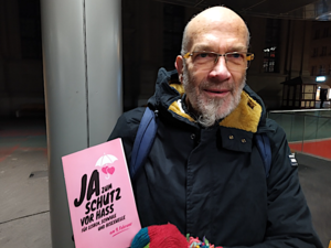 Max Krieg beim Flyer verteilen frühmorgens kurz vor 7 Uhr auf dem Berner Bahnhofplatz
