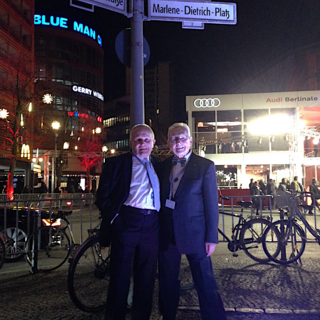 Ernst Ostertag und Röbi Rapp auf dem Marlene-Dietrich-Platz in Berlin