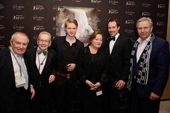Hoch über den Dächern von Berlin nach der Weltpremiere von "DER KREIS" anlässlich der 64. Berlinale (von links): Ernst Ostertag, Röbi Rapp, Sven Schelker (Röbi), Marianne Sägebrecht (Röbis Mutter), Matthias Hungerbühler (Ernst) und Berlins Regiere