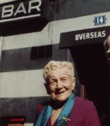 Mary Lang vor ihrer Bar