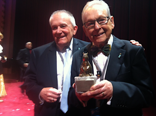 Ernst Ostertag und Röbi Rapp mit dem Teddy Award