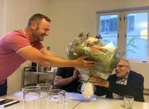Präsident überreicht Ernst Ostertag einen Blumenstrauss