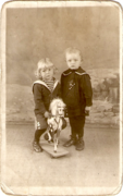 Die Brüder Arthur (links auf dem Schaukelpferd) und Hermann Vogt um ca. 1914