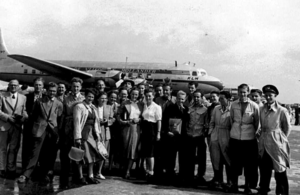 Die Reisegruppe bei der Besichtigung des Flughafens Schiphol