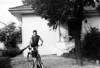 Max Krieg vor dem Elternhaus (auf dem Weg in die Bezirksschule Hägendorf) ca. 1959