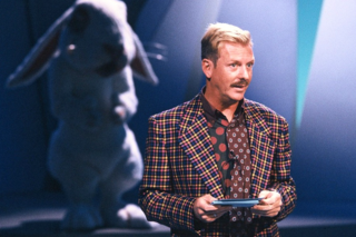 Bild des Moderators Kurt Aeschbacher im Fernsehstudio