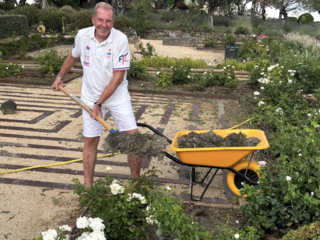 Kurt Aeschbacher mit Schaufel im Garten