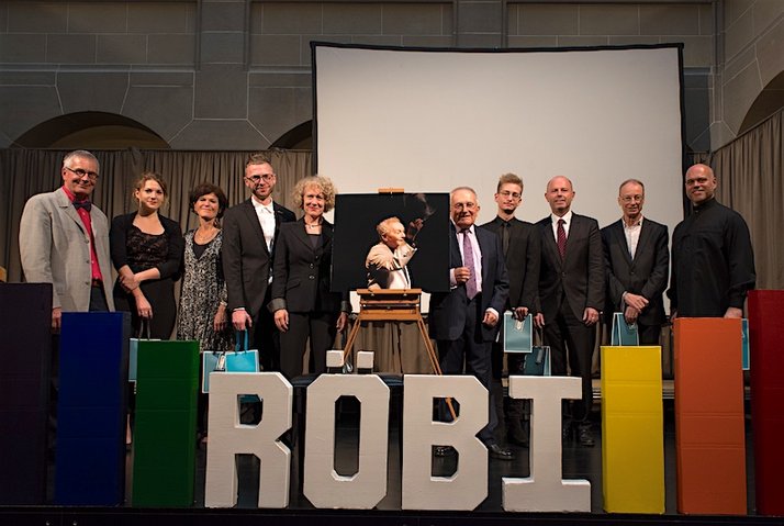 Abschiedsfeier von Röbi - Gruppenbild der Rednerinnen, Redner, Künstlerinnen und Künstler